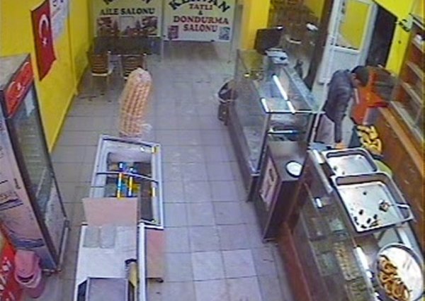 Konya'da ilginç hırsızlık: Hem patronunu hem kasayı soydu