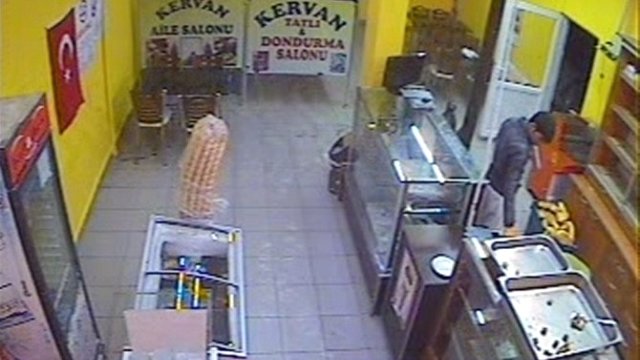 İşe Başladığı Gün Hem Kasayı Hem de Patronunu Soydu