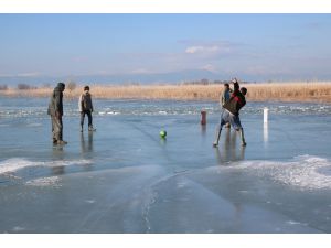Buz tutan gölü futbol sahasına çevirdiler
