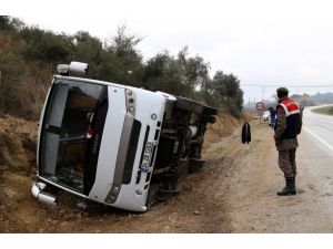 Dolayoba Spo futbolcularını  taşıyan midibüs devrildi: 20 yaralı