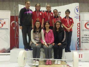 Minik haltercileri şampiyonlukla döndü
