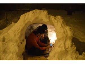 Ağrılı kardeşler, evlerinin önüne "iglo" yaptı