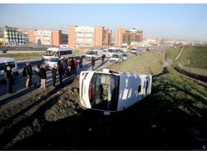 Esenyurt'ta servis otobüsü devrildi: 8 yaralı