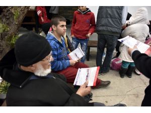 Polisten sığınmacılara "broşürlü" uyarı