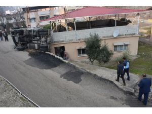 Tır evin üzerine düştü
