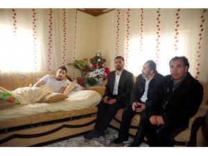 Yaralı askerden Bayırbucak Türkmenlerine yardım