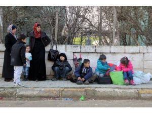 Yayladağı sınırına gelen Suriyeli ailelerin Türkiye'ye alınması