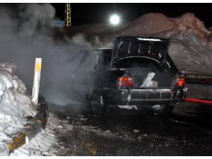 Bitlis'te seyir halindeki otomobil yandı