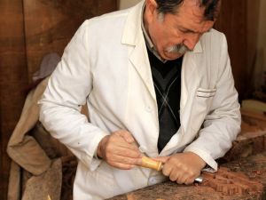 "Ahşap oymacılığı" için lise öğretmenliğini bıraktı