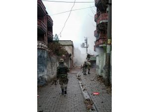 Teröristler üs olarak kullandıkları camiyi yakarak kaçtı