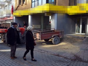 Dolandırıldığını iddia eden çiftçiden ilginç protesto