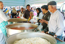 İftar çadırında 500 kişiye yemek