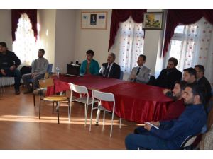 Kaymakam Özdemir, girişimcilik kursunda incelemede bulundu