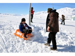 Tunceli'de engelli çocuklar kayak yaptı