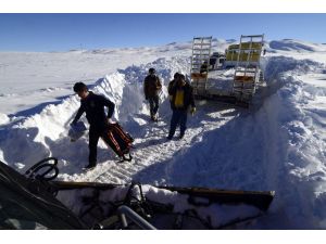 Hamile kadın paletli ambulansla hastaneye kaldırıldı