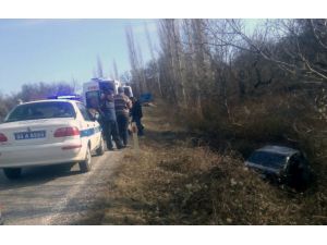 Amasya'da otomobil şarampole devrildi: 5 yaralı