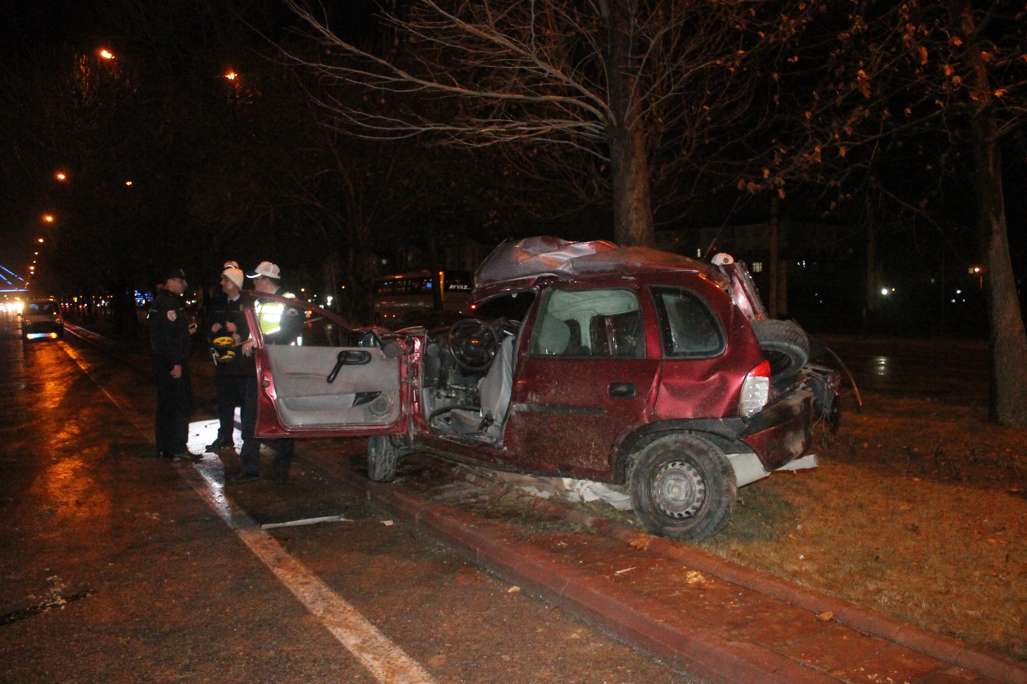 Konya'da otomobil ağaca çarptı: 1 ölü
