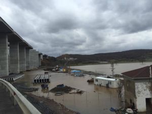 Sağanak nedeniyle Riva Deresi taştı