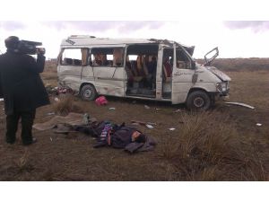 Konya'da Suriyelileri taşıyan minibüs devrildi