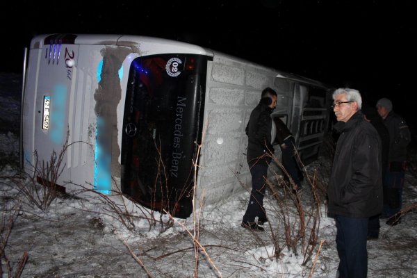 Yolcu otobüsü devrildi:21 yaralı