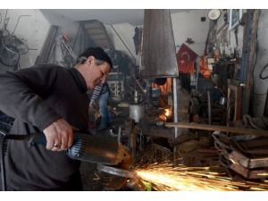 Sarıkamış'ta demirciliği "üniversiteli çırak" yaşatacak