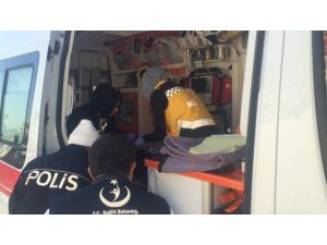 Tavanı kopan otomobilden yaralı çıktı