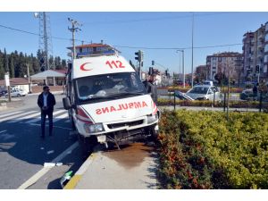 Hasta taşıyan ambulans kaza yaptı: 2 yaralı