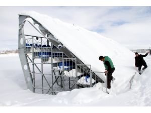 Ardahan'da tribün çatısı biriken kar nedeniyle çöktü