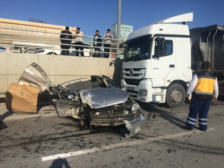 Tavanı kopan otomobilden yaralı çıktı