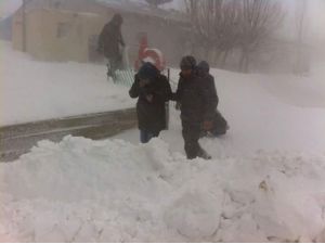 Köyde mahsur kalan hamile kadın kurtarıldı