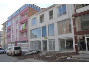 Üzerine asansör düşen genç öldü