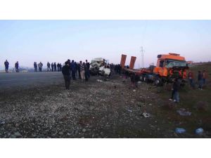 Diyarbakır'da öğrencileri taşıyan minibüsle tır çarpıştı