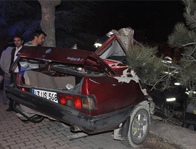 İkiye bölünen otomobilden yaralı kurtuldular
