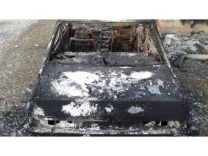 Göl kenarına bırakılan otomobil yanmış halde bulundu