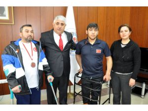 Engelli badminton sporcuları Başkan Şimşek'i ziyaret etti