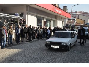 Ehliyetsiz sürücü "dur" ihtarına uymadı