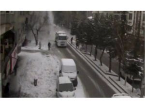 Tatvan'da kar kütlesinin düşme anı kameraya yansıdı
