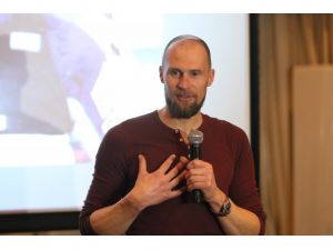 Ünlü kayak şampiyonu Büchel, gençlerle buluştu