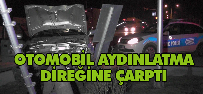 Konya'da otomobil aydınlatma direğine çarptı