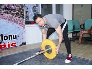 Savaş, Suriyeli milli haltercinin hayallerini de yıktı