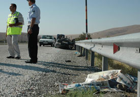 Yoldan çıkan otomobil takla attı
