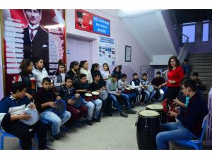 Roman öğrencileri okula müzik bağladı