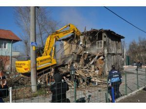 Çökme tehlikesi bulunan ahşap bina ekiplerce yıkıldı