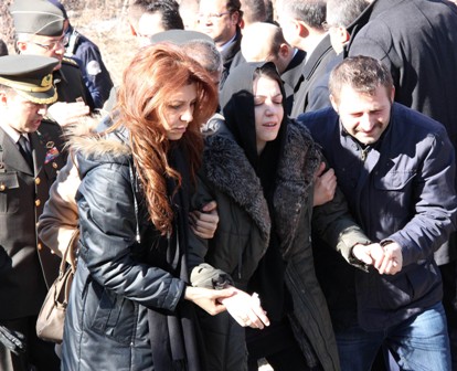 Şehit yüzbaşının baba evine taziye ziyaretleri