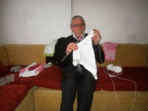 Örgüleriyle kadınlara taş çıkarıyor