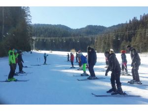 Üniversitelilere Yıldıztepe'de kayak eğitimi