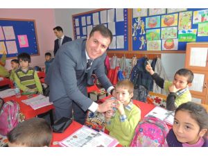 Ulaş Kaymakamı Altun, öğrencilere süt dağıttı