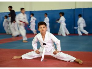 Kobanili Raman yaralarını tekvandoyla sarıyor