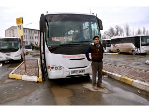 Otobüs şoförü fenalaşan yolcuyu hastaneye yetiştirdi
