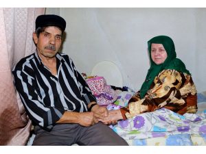 Felçli eşine 15 yıldır sevgiyle bakıyor